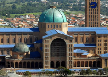 Aparecida recebe milhares de fiéis nesta segunda-feira (12) para a Festa da Padroeira, com sete missas, procissão, consagração e atividades especiais.