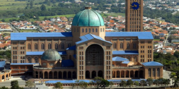 Aparecida recebe milhares de fiéis nesta segunda-feira (12) para a Festa da Padroeira, com sete missas, procissão, consagração e atividades especiais.