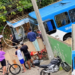Ônibus da linha 3036 é atacado com pedras e galhos no bairro Carangola, em Petrópolis. Funcionários foram levados ao hospital.