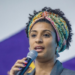  Manifestantes em ato de apoio a Flávio Bolsonaro fizeram comentários ofensivos sobre Marielle Franco perto da PUC-Rio. Familiares criticaram o episódio.