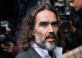 Russell Brand enfrenta julgamento em Londres por acusações de crimes sexuais envolvendo seis mulheres e supostos episódios entre 1999 e 2009. O artista nega as acusações.