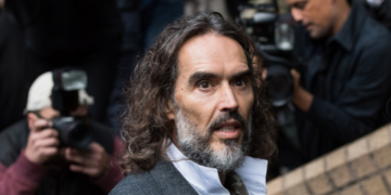 Russell Brand enfrenta julgamento em Londres por acusações de crimes sexuais envolvendo seis mulheres e supostos episódios entre 1999 e 2009. O artista nega as acusações.