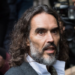 Russell Brand enfrenta julgamento em Londres por acusações de crimes sexuais envolvendo seis mulheres e supostos episódios entre 1999 e 2009. O artista nega as acusações.