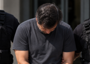 Homem condenado a oito anos por estupro de vulnerável foi preso enquanto trabalhava como figurante em uma gravação de TV no Rio de Janeiro.