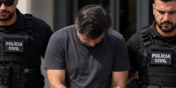 Homem condenado a oito anos por estupro de vulnerável foi preso enquanto trabalhava como figurante em uma gravação de TV no Rio de Janeiro.
