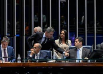 Senado aprova PEC que prevê o fim da escala 6x1, jornada de 40 horas semanais e dois dias de descanso remunerado sem redução salarial.