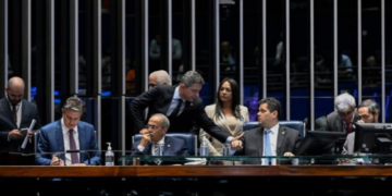 Senado aprova PEC que prevê o fim da escala 6x1, jornada de 40 horas semanais e dois dias de descanso remunerado sem redução salarial.