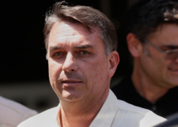 Flávio Bolsonaro vota a favor do fim da escala 6x1 no Senado após defender alternativa baseada na negociação da jornada entre patrões e trabalhadores.