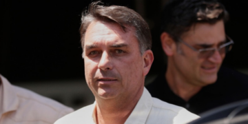 Flávio Bolsonaro vota a favor do fim da escala 6x1 no Senado após defender alternativa baseada na negociação da jornada entre patrões e trabalhadores.