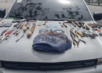 Operação no Grande Méier, na Zona Norte do Rio, retira cinco toneladas de materiais das ruas e apreende facas, ferramentas e itens ligados ao consumo de drogas.
