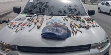 Operação no Grande Méier, na Zona Norte do Rio, retira cinco toneladas de materiais das ruas e apreende facas, ferramentas e itens ligados ao consumo de drogas.
