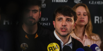 Renan Santos questiona o alcance de Nikolas Ferreira no Instagram e levanta suspeitas sobre possível favorecimento político pela Meta, sem apresentar provas conclusivas.