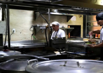 Fim da escala 6x1 divide sindicatos e empresários. Enquanto trabalhadores esperam mais qualidade de vida, entidades apontam aumento de custos e desafios para a adaptação.