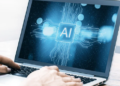Escola municipal do Rio de Janeiro ensina inteligência artificial a cerca de 400 alunos do 5º ano, com aulas sobre prompts e uso ético da tecnologia.