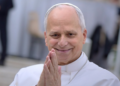 Papa Leão XIV apresenta recuperação satisfatória após cirurgia para retirada de tumor no pulmão, retoma atividades e participa de fisioterapia em Roma.