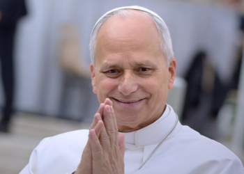 Papa Leão XIV apresenta recuperação satisfatória após cirurgia para retirada de tumor no pulmão, retoma atividades e participa de fisioterapia em Roma.