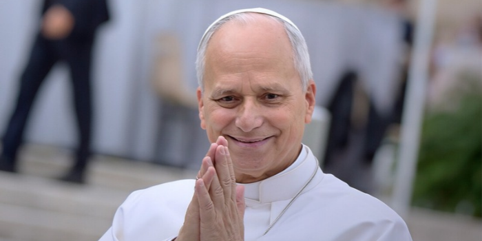 Papa Leão XIV apresenta recuperação satisfatória após cirurgia para retirada de tumor no pulmão, retoma atividades e participa de fisioterapia em Roma.