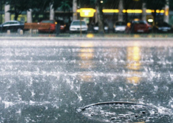 Chuva forte provoca alagamentos no Rio de Janeiro, e frente fria mantém previsão de temporais até sábado, com ventos de até 70 km/h no litoral.