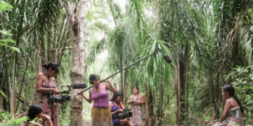 Programas de Lula e Flávio Bolsonaro apresentam diferenças sobre Amazônia, bioeconomia, demarcação de terras indígenas e autonomia de comunidades tradicionais.