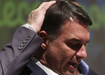 Reportagem do The Intercept Brasil aponta pagamentos da campanha de Flávio Bolsonaro à Elytron, empresa citada em denúncia sobre ferramentas de IA para manipulação política. Campanha e companhia negam irregularidades.