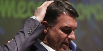 Reportagem do The Intercept Brasil aponta pagamentos da campanha de Flávio Bolsonaro à Elytron, empresa citada em denúncia sobre ferramentas de IA para manipulação política. Campanha e companhia negam irregularidades.