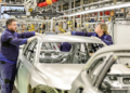 BMW planeja reduzir até 8 mil empregos por meio de desligamentos voluntários, com indenizações de até 600 mil euros e economia prevista de € 1 bilhão por ano.