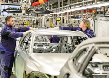 BMW planeja reduzir até 8 mil empregos por meio de desligamentos voluntários, com indenizações de até 600 mil euros e economia prevista de € 1 bilhão por ano.