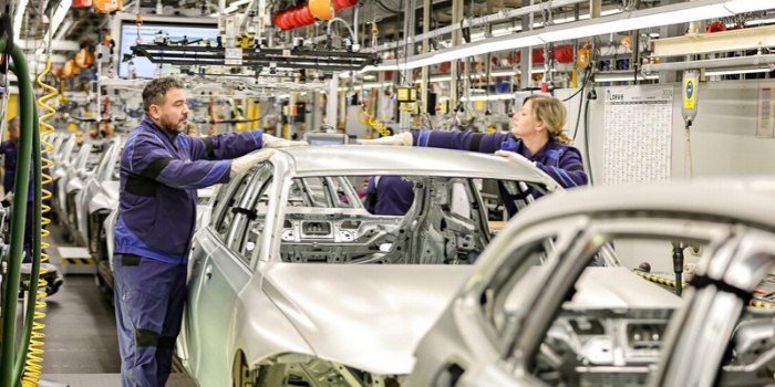 BMW planeja reduzir até 8 mil empregos por meio de desligamentos voluntários, com indenizações de até 600 mil euros e economia prevista de € 1 bilhão por ano.