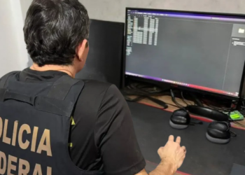 PF deflagra Operação Backbone contra controle de serviços de internet pelo Comando Vermelho no Rio. Justiça determina bloqueio de até R$ 558 milhões.