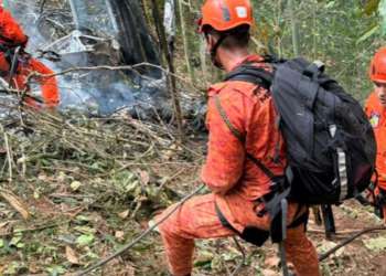 Justiça Federal bloqueia até R$ 10 milhões em bens de empresa após queda de helicóptero na Vista Chinesa, no Rio, que matou quatro pessoas e provocou incêndio florestal.