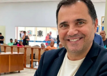 Secretário de Desenvolvimento Econômico de Queimados, Jefferson Dias da Silva, morre baleado durante ação policial na Avenida Brasil. Agentes foram afastados.