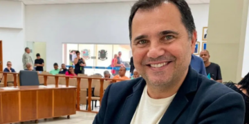 Secretário de Desenvolvimento Econômico de Queimados, Jefferson Dias da Silva, morre baleado durante ação policial na Avenida Brasil. Agentes foram afastados.