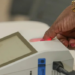 Comparecimento às urnas pode ajudar beneficiários do INSS a comprovar vida. Saiba como consultar a situação e evitar pendências no benefício.