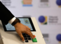 TRE-RJ selecionará 43 urnas para auditoria no segundo turno das eleições 2026. Confira como funcionarão os testes de integridade, biometria e autenticidade.