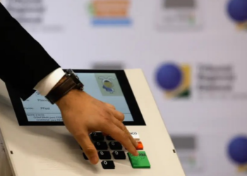 TRE-RJ selecionará 43 urnas para auditoria no segundo turno das eleições 2026. Confira como funcionarão os testes de integridade, biometria e autenticidade.