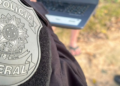 Polícia Federal investiga possível fraude no concurso da UFRJ realizado em março de 2026. Operação apreendeu celulares, notebooks e documentos.