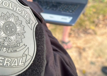 Polícia Federal investiga possível fraude no concurso da UFRJ realizado em março de 2026. Operação apreendeu celulares, notebooks e documentos.