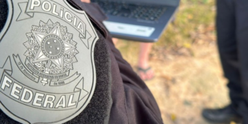 Polícia Federal investiga possível fraude no concurso da UFRJ realizado em março de 2026. Operação apreendeu celulares, notebooks e documentos.