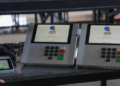 Mais de 916 mil brasileiros podem votar no exterior no segundo turno de 2026. Veja os dados de abstenção, os países com mais eleitores e as regras de votação.