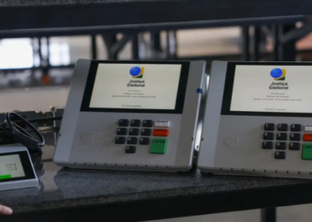 Mais de 916 mil brasileiros podem votar no exterior no segundo turno de 2026. Veja os dados de abstenção, os países com mais eleitores e as regras de votação.