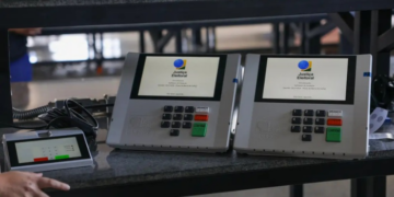 Mais de 916 mil brasileiros podem votar no exterior no segundo turno de 2026. Veja os dados de abstenção, os países com mais eleitores e as regras de votação.