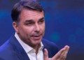 Flávio Bolsonaro aceita abrir sigilos por 20 anos, mas pede ao TSE dados de Lula, familiares, empresas e registros do Palácio do Planalto.