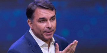 Flávio Bolsonaro aceita abrir sigilos por 20 anos, mas pede ao TSE dados de Lula, familiares, empresas e registros do Palácio do Planalto.