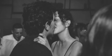 Descubra o que significa sonhar com beijo na boca, beijo apaixonado, pessoa conhecida ou falecida e entenda as principais interpretações simbólicas.