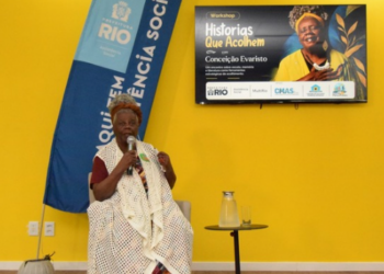 Conceição Evaristo conduz oficina literária para profissionais da assistência social do Rio, com foco em acolhimento, memória, empatia e combate ao racismo.