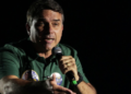 Carta assinada por 47 bispos critica candidatura de Flávio Bolsonaro e aponta riscos à democracia. CNBB também pede voto consciente no segundo turno.