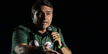 Carta assinada por 47 bispos critica candidatura de Flávio Bolsonaro e aponta riscos à democracia. CNBB também pede voto consciente no segundo turno.