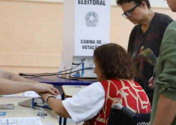 Eleitores com mais de 70 anos representam mais de 10% do eleitorado brasileiro. Campanha Vovó Vota incentiva idosos a participar do segundo turno.