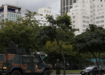 Mais de 20 mil policiais e tropas federais reforçam a segurança no segundo turno no RJ, com monitoramento por mais de 50 mil câmeras.