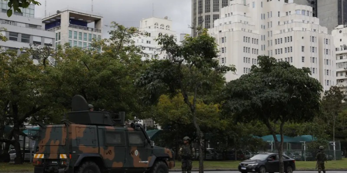 Mais de 20 mil policiais e tropas federais reforçam a segurança no segundo turno no RJ, com monitoramento por mais de 50 mil câmeras.